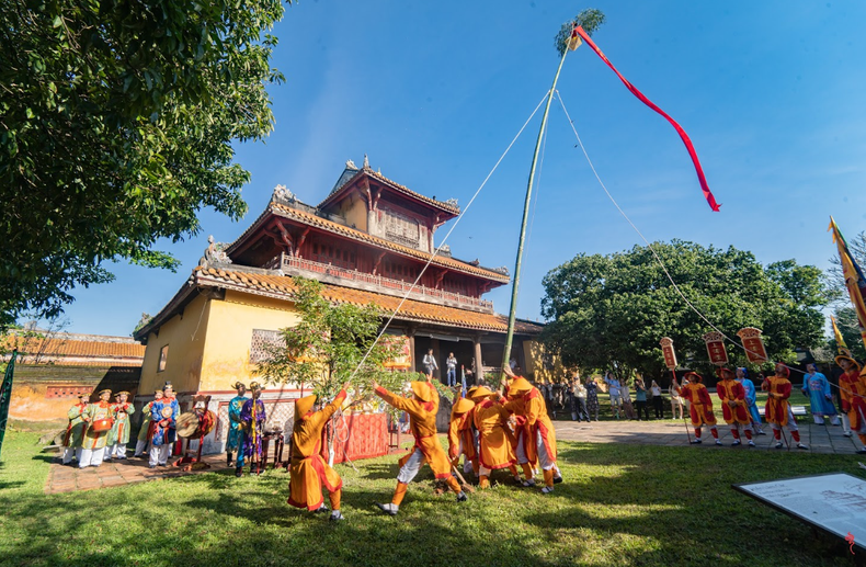 À Huê, le Têt est intimement lié aux rituels de la cour, dont le plus emblématique est la cérémonie du Thuong Tieu, marquant l’érection du mât du Nouvel An dans la Cité impériale. Photo: NDEL