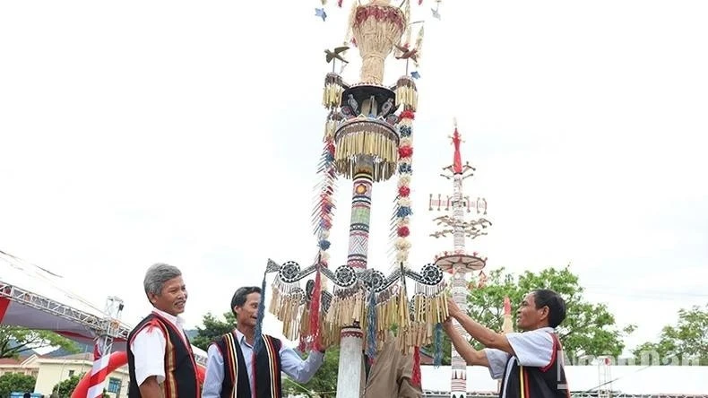 L’arbre Neu de l'ethnie Co est un élément décoratif unique, exemple typique de l'art visuel populaire des vastes régions de Truong Son et des Hauts Plateaux du Centre. Photo : NDEL