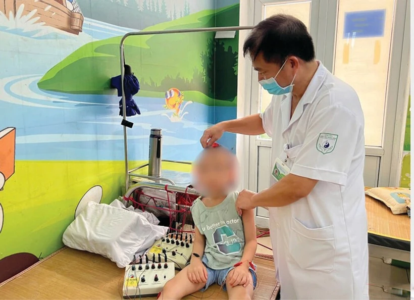 À l’Hôpital central d’acupuncture à Hanoï, la thérapie combinée aide de nombreux enfants autistes à s’intégrer dans la société. Photo : CTV/CVN