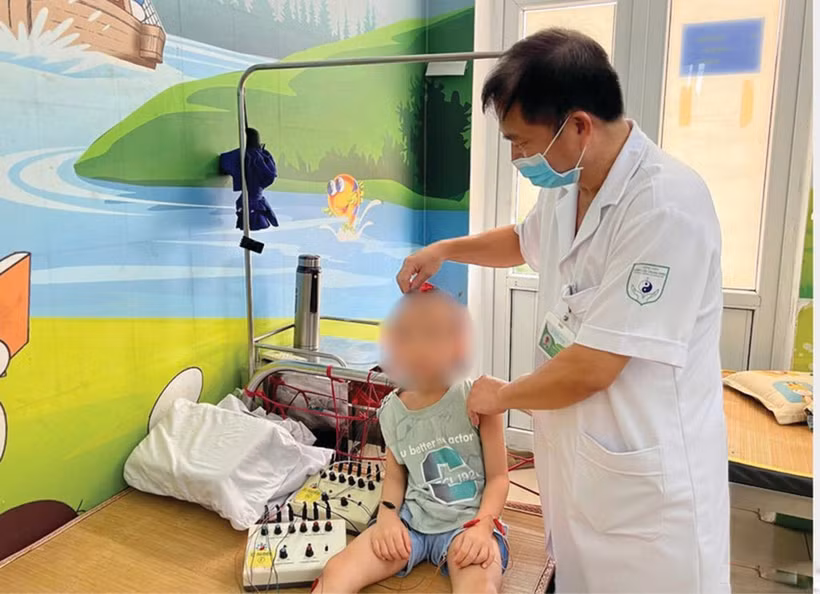À l’Hôpital central d’acupuncture à Hanoï, la thérapie combinée aide de nombreux enfants autistes à s’intégrer dans la société. Photo : CTV/CVN