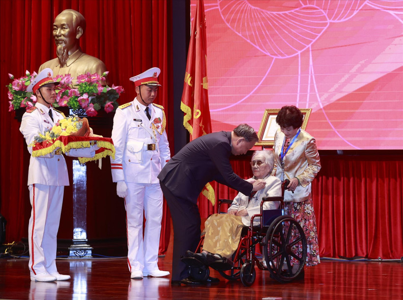 Le secrétaire général du PCV Tô Lâm remet le titre d’Héroïne du Travail à Mme Nguyên Thi Binh, ancienne membre du Comité central du Parti, ancienne vice-présidente et ancienne ministre des Affaires étrangères du Gouvernement révolutionnaire provisoire de la République du Sud-Vietnam. Photo : VNA