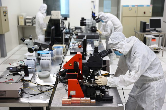 Dans le Laboratoire des semi-conducteurs du Centre de recherche et développement, du Parc de haute technologie de Hô Chi Minh-Ville, en décembre 2024. Photo : VnExpress