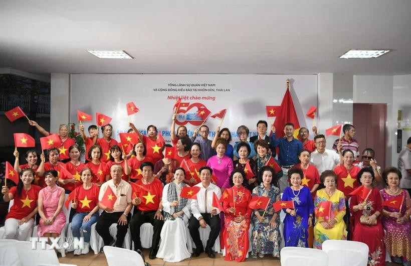 Des ressortissants vietnamiens du Nord-Est de la Thaïlande réunis au consulat général du Vietnam dans la province de Khon Kaen pour célébrer le 50e anniversaire de la libération du Sud et de la réunification nationale. Photo : VNA