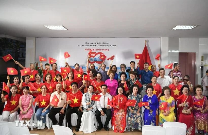 Des ressortissants vietnamiens du Nord-Est de la Thaïlande réunis au consulat général du Vietnam dans la province de Khon Kaen pour célébrer le 50e anniversaire de la libération du Sud et de la réunification nationale. Photo : VNA