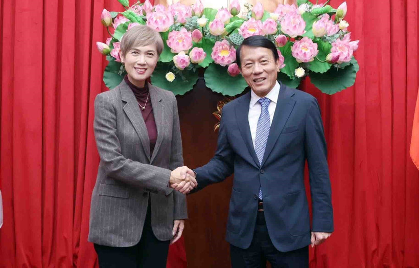 Le ministre de la Sécurité publique, Luong Tam Quang (à droite) et la ministre singapourienne du Développement numérique et de l’Information, Josephine Teo, se serrent la main, à Hanoi, le 15 janvier. Photo : VNA