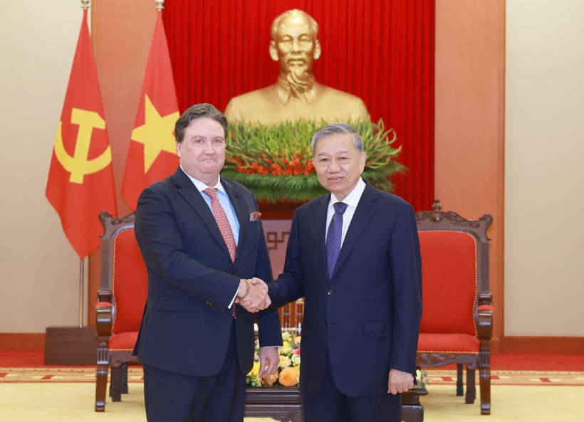 Le secrétaire général du Parti communiste du Vietnam, Tô Lâm (à droite) serre la main de l’ambassadeur des États-Unis au Vietnam, Marc Knapper, à Hanoi, le 31 mars. Photo: VNA
