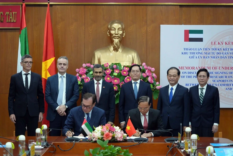 Le président du Comité populaire provincial de Bà Ria-Vung Tàu, Nguyên Van Tho, et le PDG de DP World Asia-Pacific, Glen Hilton signent le protocole d'accord. Photo : VNA