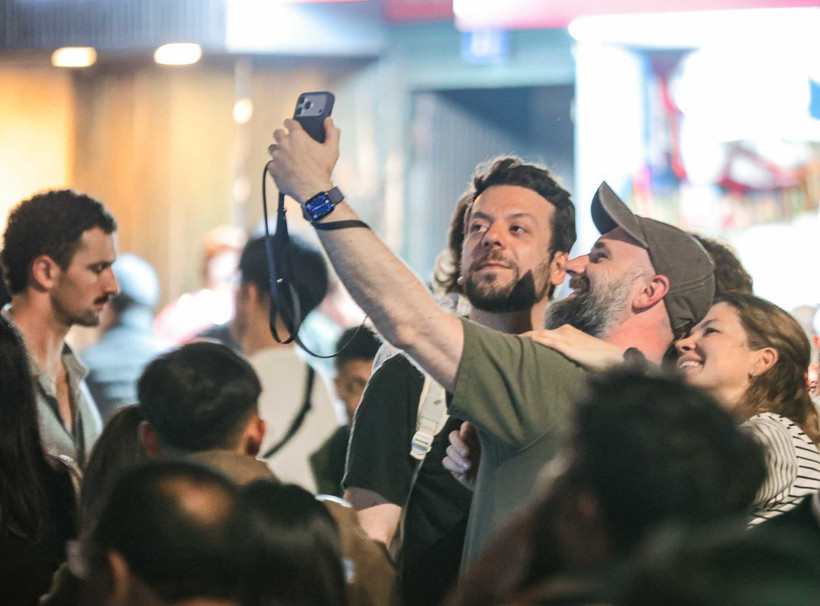 Des touristes étrangers immortalisent les premiers instants de 2026. Photo : VNA