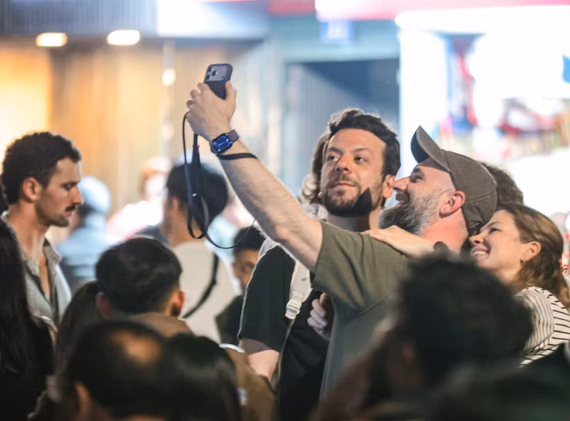 Des touristes étrangers immortalisent les premiers instants de 2026. Photo : VNA