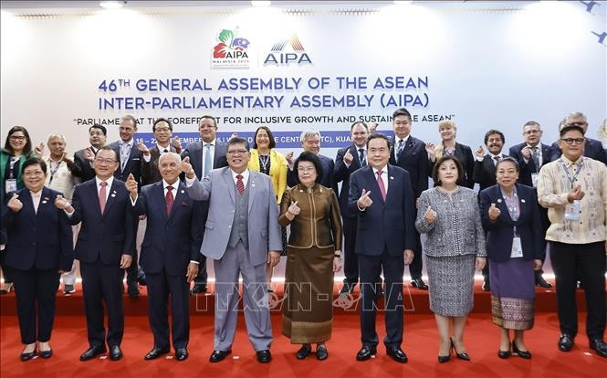 Le président de l’Assemblée nationale du Vietnam, Trân Thanh Mân et les chefs des délégations des parlements membres posent avec le président de la Chambre des représentants, Tan Sri Dato’ Johari bin Abdul. Photo : VNA