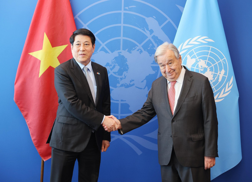 Le président vietnamien Luong Cuong (à gauche) et le secrétaire général de l’ONU, António Guterres, se serrent la main, à New York, le 22 septembre. Photo : VNA