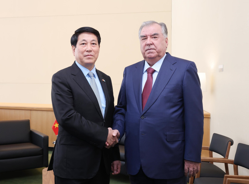 Le président Luong Cuong (à gauche) et le président tadjik Emomali Rahmon, se serrent la main, à New York, le 22 septembre. Photo : VNA