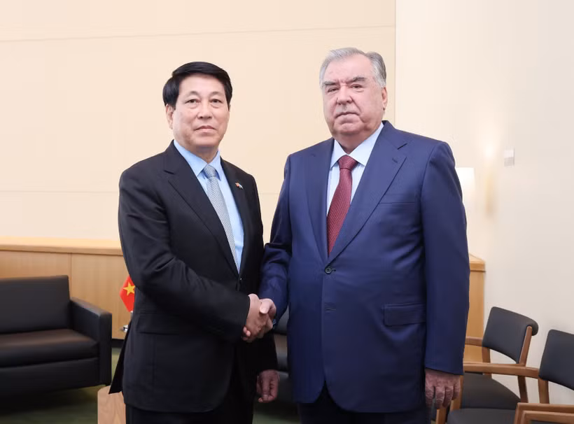 Le président Luong Cuong (à gauche) et le président tadjik Emomali Rahmon, se serrent la main, à New York, le 22 septembre. Photo : VNA