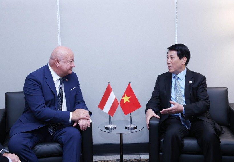 Le président vietnamien Luong Cuong (à droite) reçoit le Premier ministre autrichien Christian Stocker en marge du débat général de la 80e session de l’Assemblée générale des Nations Unies à New York, aux États-Unis, le 22 septembre (heure locale). Photo : VNA