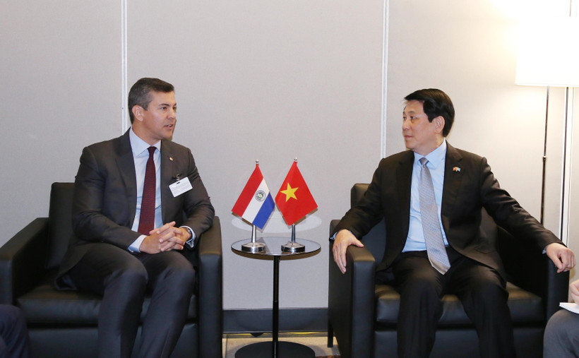 Le président vietnamien Luong Cuong (à droite) et le président paraguayen Santiago Peña Palacios, à New York, le 22 septembre. Photo : VNA