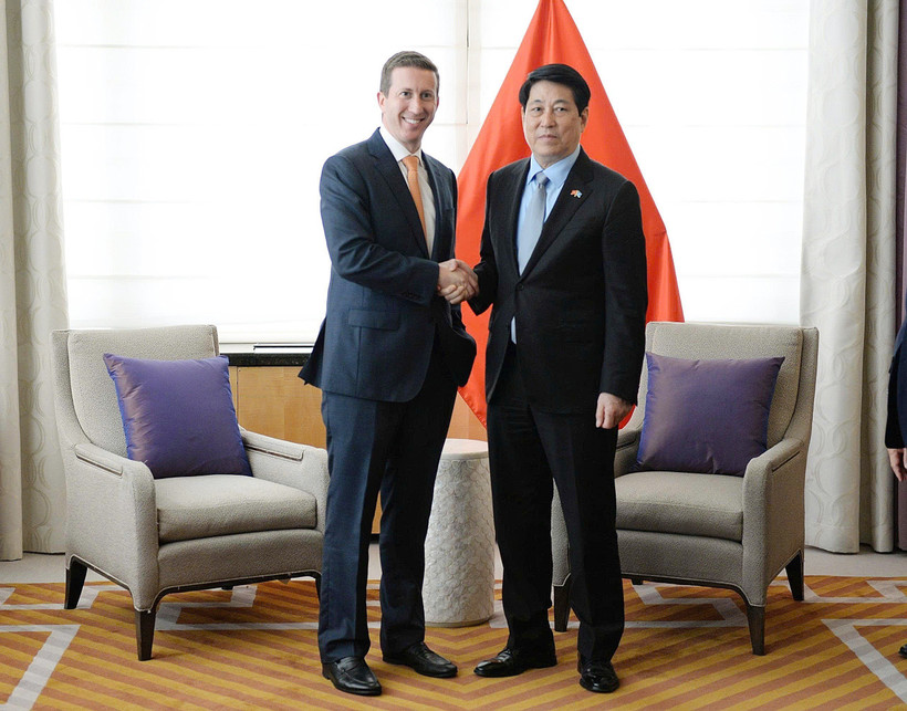 Le président Luong Cuong (à droite) serre la main du directeur général de Warburg Pincus et président du Conseil d’affaires États-Unis-ASEAN, Jeffrey David Perlman, à New York, le 22 septembre. Photo : VNA