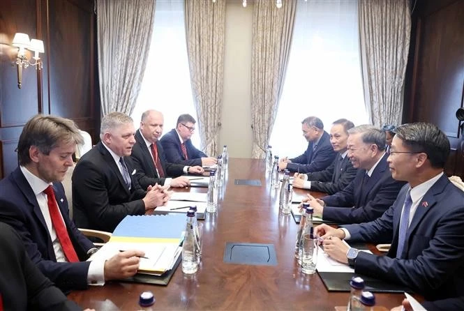 Le secrétaire général Tô Lâm (2e, à droite) rencontre le Premier ministre slovaque Robert Fico, à Moscou, en Russie, le 9 mai. Photo: VNA