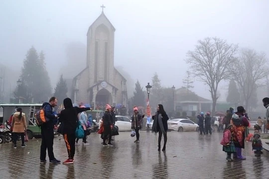 La station balnéaire de Sa Pa (Nord) connaît un froid à la fin du mois de mai, un phénomène météorologique rarement observé à cette période de l'année. Photo: moitruong.net.vn