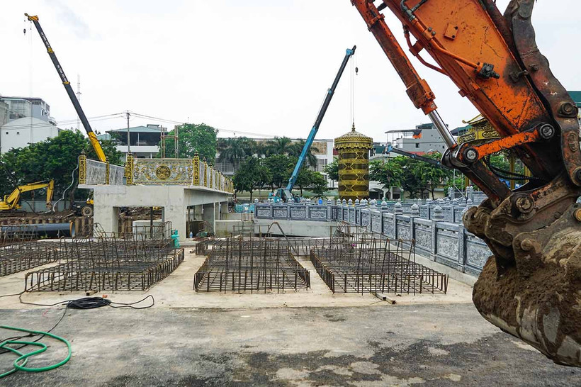 Les travaux du premier barrage régulateur sur la rivière Tô Lich en cours d’achèvement. Photo : laodong.vn