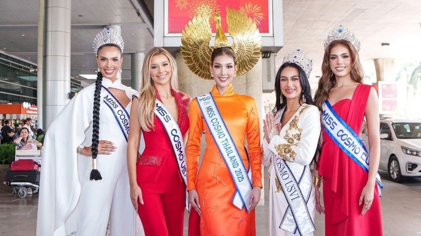 Des candidates de Miss Cosmo 2025 arrivent à l’aéroport international de Tân Son Nhât. Photo : VOV