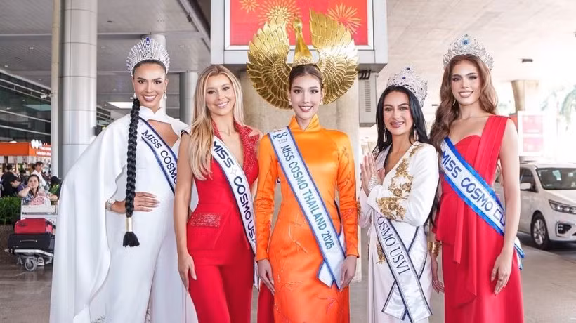 Des candidates de Miss Cosmo 2025 arrivent à l’aéroport international de Tân Son Nhât. Photo : VOV