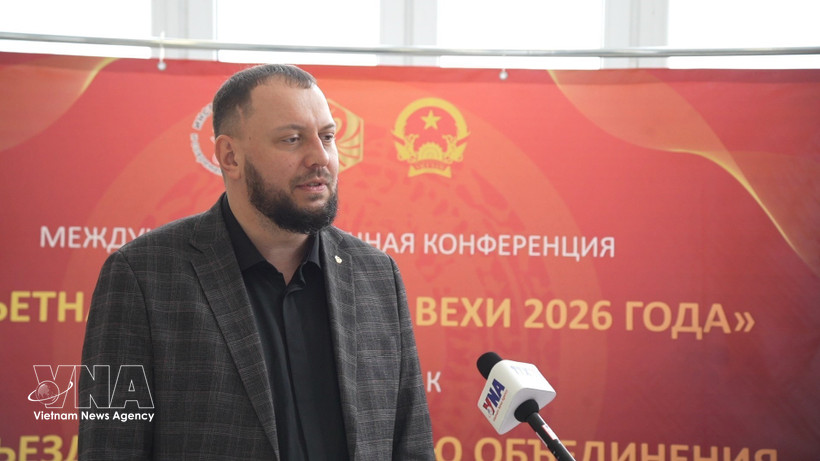 Le Dr Anton Bredikhin, de l’Académie des sciences de Russie, au micro de la VNA. Photo : VNA
