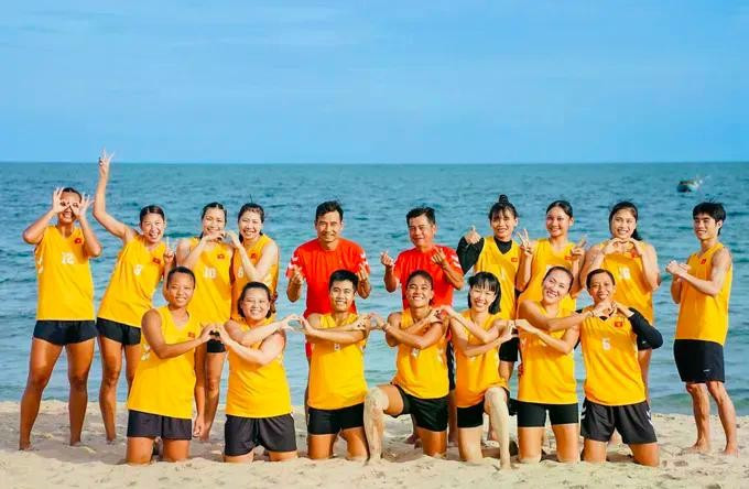 L’équipe féminine vietnamienne de beach handball. Photo: PICHOOF