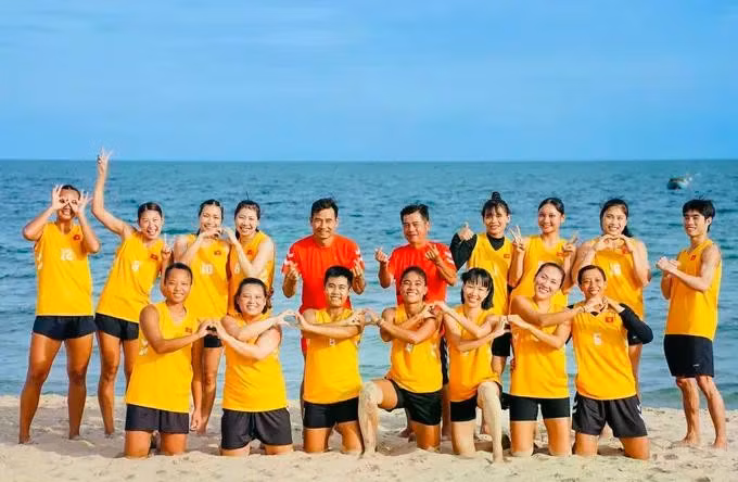 L’équipe féminine vietnamienne de beach handball. Photo: PICHOOF