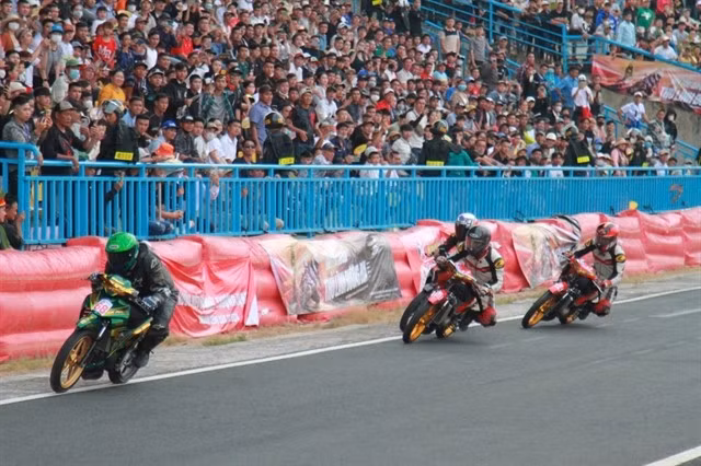 Depuis des années, le stade de Cân Tho est un lieu populaire pour les courses de motos pendant le Nouvel An lunaire. Photo: suckhoemoitruong.com.vn
