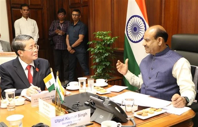 Le vice-président de l’Assemblée nationale du Vietnam, Nguyên Duc Hai (à gauche) et le président de la Lok Sabha (Chambre du peuple) du Parlement indien, Om Birla. Photo : VNA