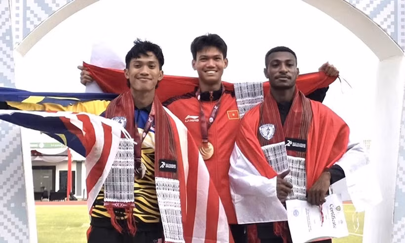 Pham Xuân Tiên (au centre) a brillamment remporté la médaille d'or pour l'équipe vietnamienne. Photo : organisateurs de l'événement