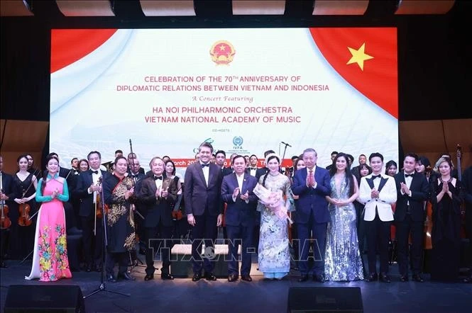 Le secrétaire général du Parti Tô Lâm et son épouse Ngô Phuong Ly au concert célébrant le 70e anniversaire des relations diplomatiques entre le Vietnam et l’Indonésie. au Ciputra Artpreneur à Jakarta, le 9 mars. Photo: VNA