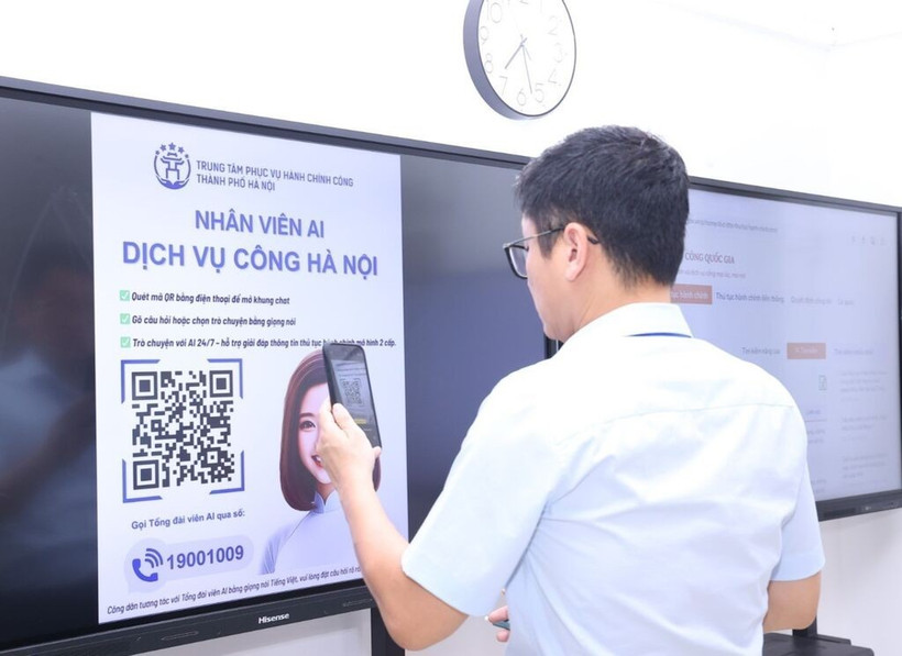Scanner des codes QR pour accomplir des démarches administratives au siège du Comité populaire du quartier de Cua Nam à Hanoi. Photo : VNA