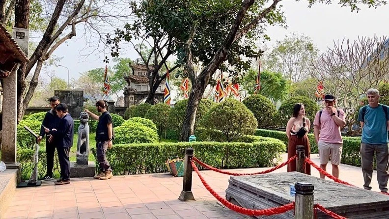 L’installation des panneaux équipés de puces NFC du projet « Yêu lắm Việt Nam » au site historique national spécial de l’ancienne capitale Hoa Lu, commune de Truong Yên, ville de Hoa Lu, province de Ninh Binh. Photo: NDEL