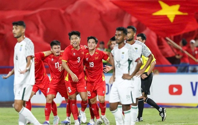 Les joueurs vietnamiens célèbrent leur premier but lors de la victoire 2-0 contre le Bangladesh lors du match du groupe C des éliminatoires de la Coupe d'Asie des moins de 23 ans de l'AFC 2026, le 3 septembre dans la province de Phu Tho. Photo : VFF