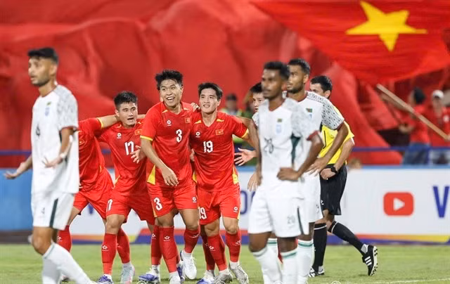 Les joueurs vietnamiens célèbrent leur premier but lors de la victoire 2-0 contre le Bangladesh lors du match du groupe C des éliminatoires de la Coupe d'Asie des moins de 23 ans de l'AFC 2026, le 3 septembre dans la province de Phu Tho. Photo : VFF