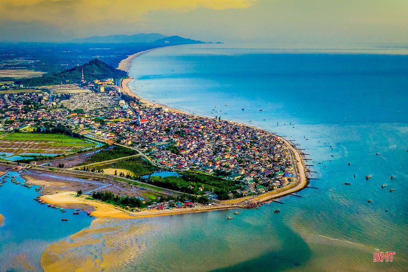 La plage de Thiên Câm vue d'en haut. Photo : baohatinh.vn