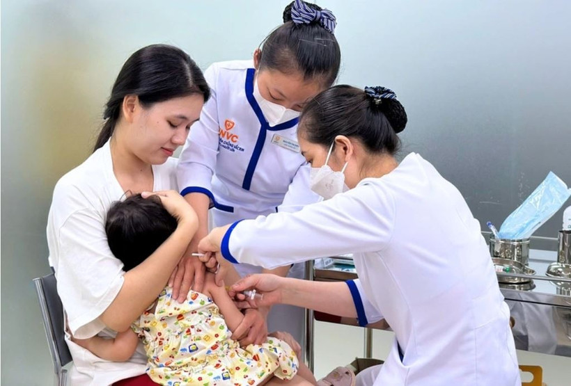 Une agente de santé administre le vaccin contre la rougeole à un enfant à Hanoi. Photo d'illustration: VOV