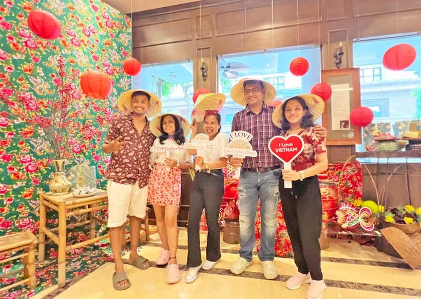 Touristes à l'hôtel Thang Long Opera Hanoi. Photo: hanoimoi.vn