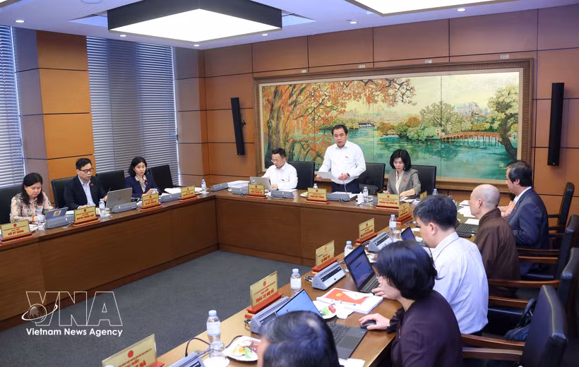 Débat en groupe sur le projet de résolution de l'Assemblée nationale sur certains mécanismes et politiques de percée pour le développement de la culture vietnamienne. Photo : VNA