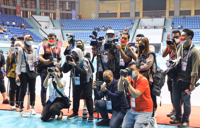 Des journalistes étrangers et vietnamiens couvrent un événement sportif au Gymnasium de la province de de Bac Giang. Photo: VNA