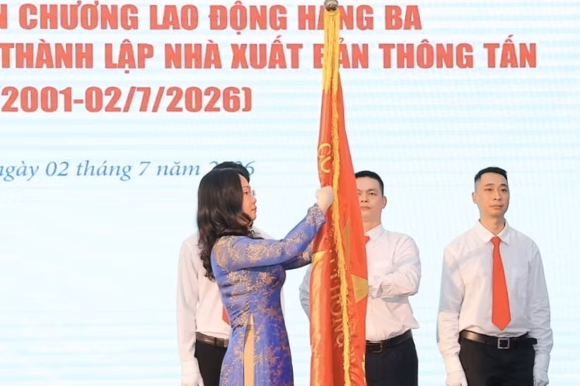 La ministre de la Culture, des Sports et du Tourisme, Lâm Thi Phuong Thanh, a remis à la Maison d’édition de la VNA l’Ordre du Travail de troisième classe. Photo : VNA