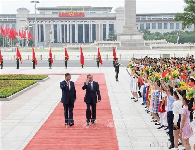 Le secrétaire général du Parti communiste chinois et président chinois Xi Jinping et son épouse président la cérémonie d’accueil en l’honneur du secrétaire général du Parti communiste du Vietnam et président vietnamien Tô Lâm (à droite) et de l’épouse de celui-ci en visite d’Etat en Chine, du 18 au 20 août 2024. Photo : VNA