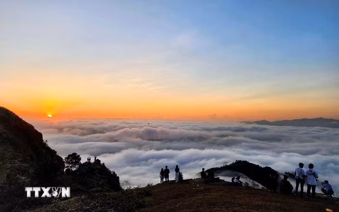 Les touristes viennent chasser les nuages sur le plateau de Dông Cao. Photo : VNA