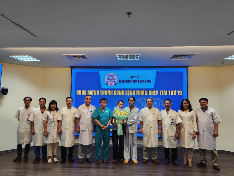 L’hôpital central de Huê a accueilli le patient et l’a félicité pour sa transplantation cardiaque réussie, le 4 août. Photo : VNA