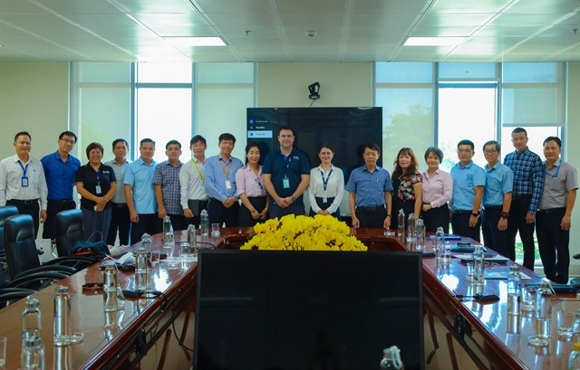 Des représentants d’ACV et d’Orbis, le seul hôpital ophtalmologique volant au monde, lors d’une visite de travail à l’aéroport international de Dà Nang. Photo : ACV