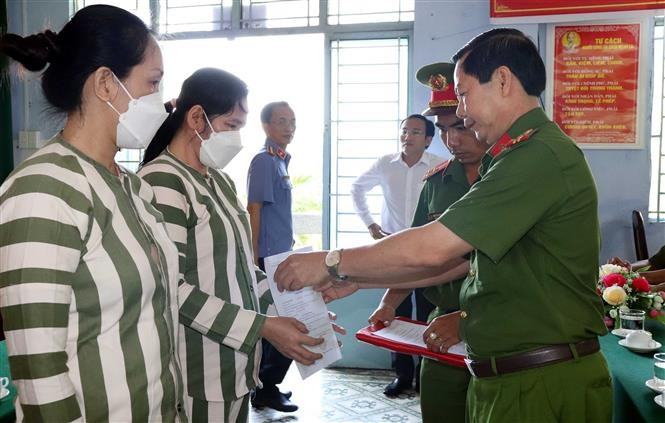 Remise de décisions d'amnistie aux prisonniers qui font acte de repentance et réunissent les conditions amnistiantes requises dans la province de Soc Trang. Photo d’archive : VNA