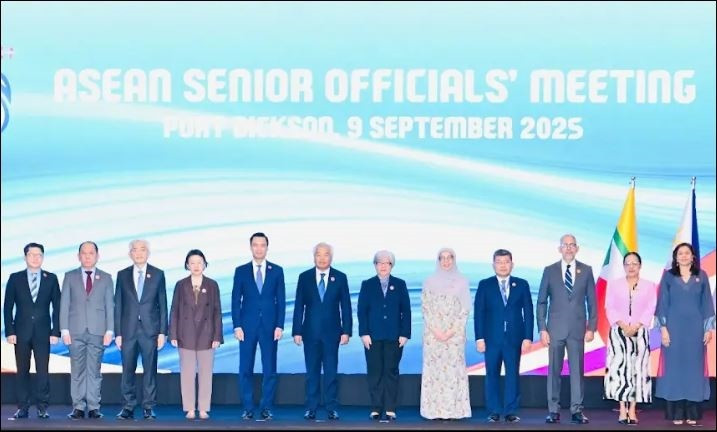 Les hauts officiels de l’ASEAN posent pour une photo de groupe, le 9 septembre 2025. Photo : VNA