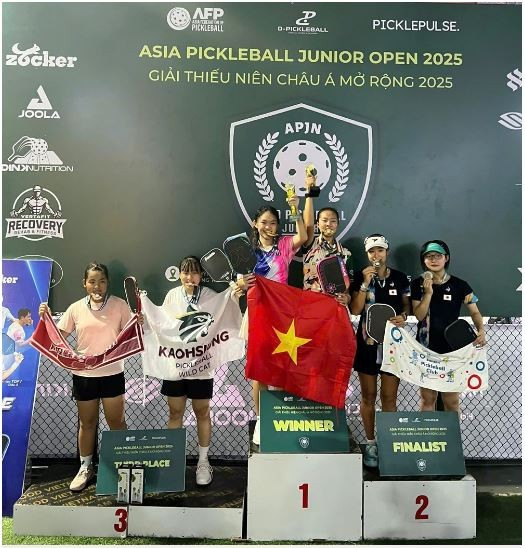 Jolie Lam et Sophia Phuong Anh sacrées championnes en double filles U18 à l’Open d’Asie de pickleball junior 2025. Photo : baovanhoa.vn