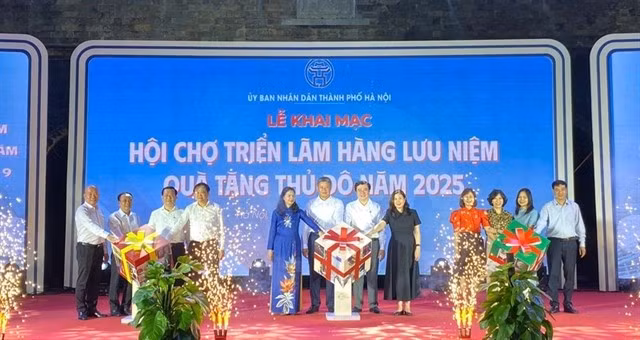 Ouverture de la foire-exposition "Hanoi Great Souvenirs" 2025. Photo : congthuong.vn